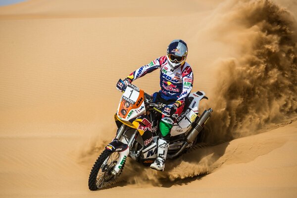 Moto Red Bull. Coureur sur le sable