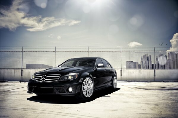 Mercedes-benz C-klasse C 63 negro en el estacionamiento