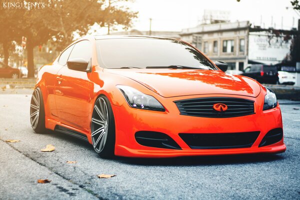 Orange Tuniged Infiniti auf der Straße