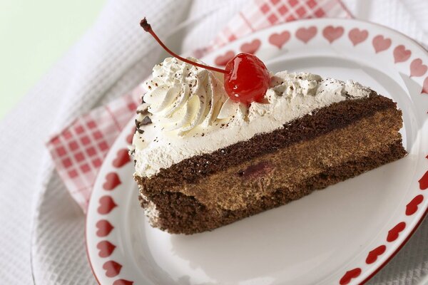 Torte am Brenner mit Kirschen verziert