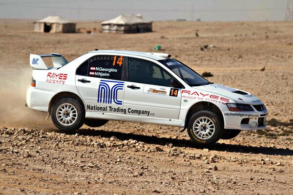 Mitsubishi blanco en auto runley en el desierto