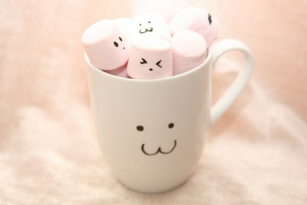 Tazza con una bella faccia e marshmallow