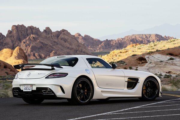 Mercedes en la montaña de la puerta de la gaviota