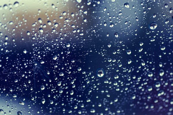 Pequeñas gotas de lluvia en el vidrio