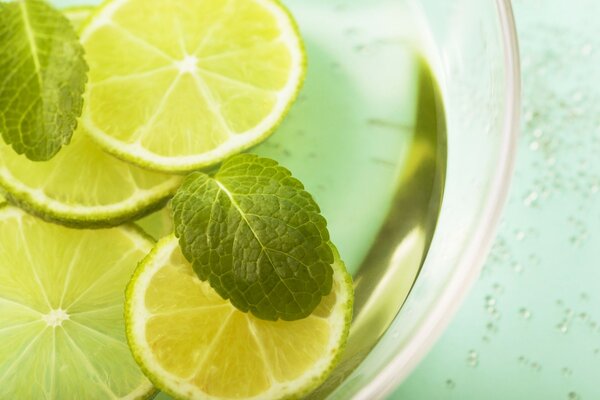 Cocktail alla menta e lime per l estate