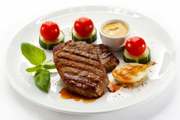 Hermoso plato chuleta con hoja y pepino