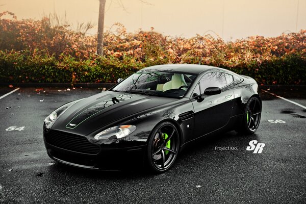 Aston Martin hat falsch auf dem Parkplatz neben dem Haus geparkt