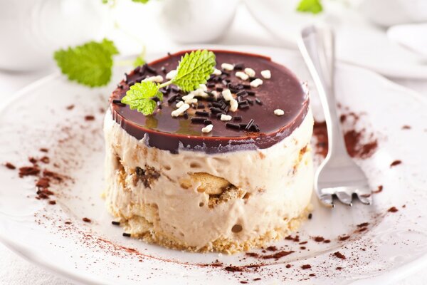 Gâteau au miel crème crémeuse sur le dessus glaçage au chocolat