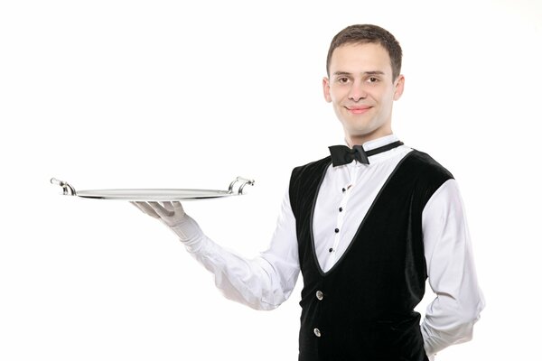 Homme en uniforme de serveur avec un plateau à la main