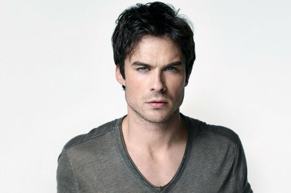 Acteur de vampire Diaries sur fond blanc