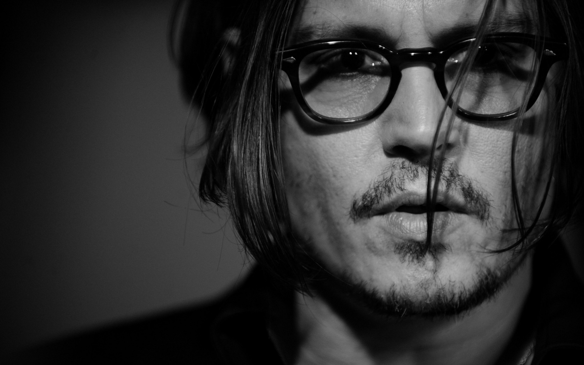 attore johnny depp bianco e nero occhiali da sole setole viso