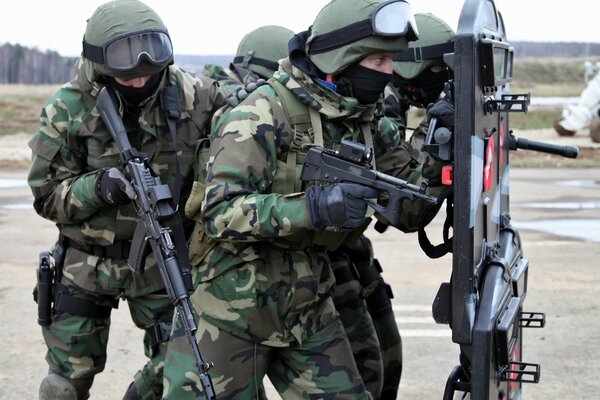 Les soldats des forces spéciales effectuent des exercices