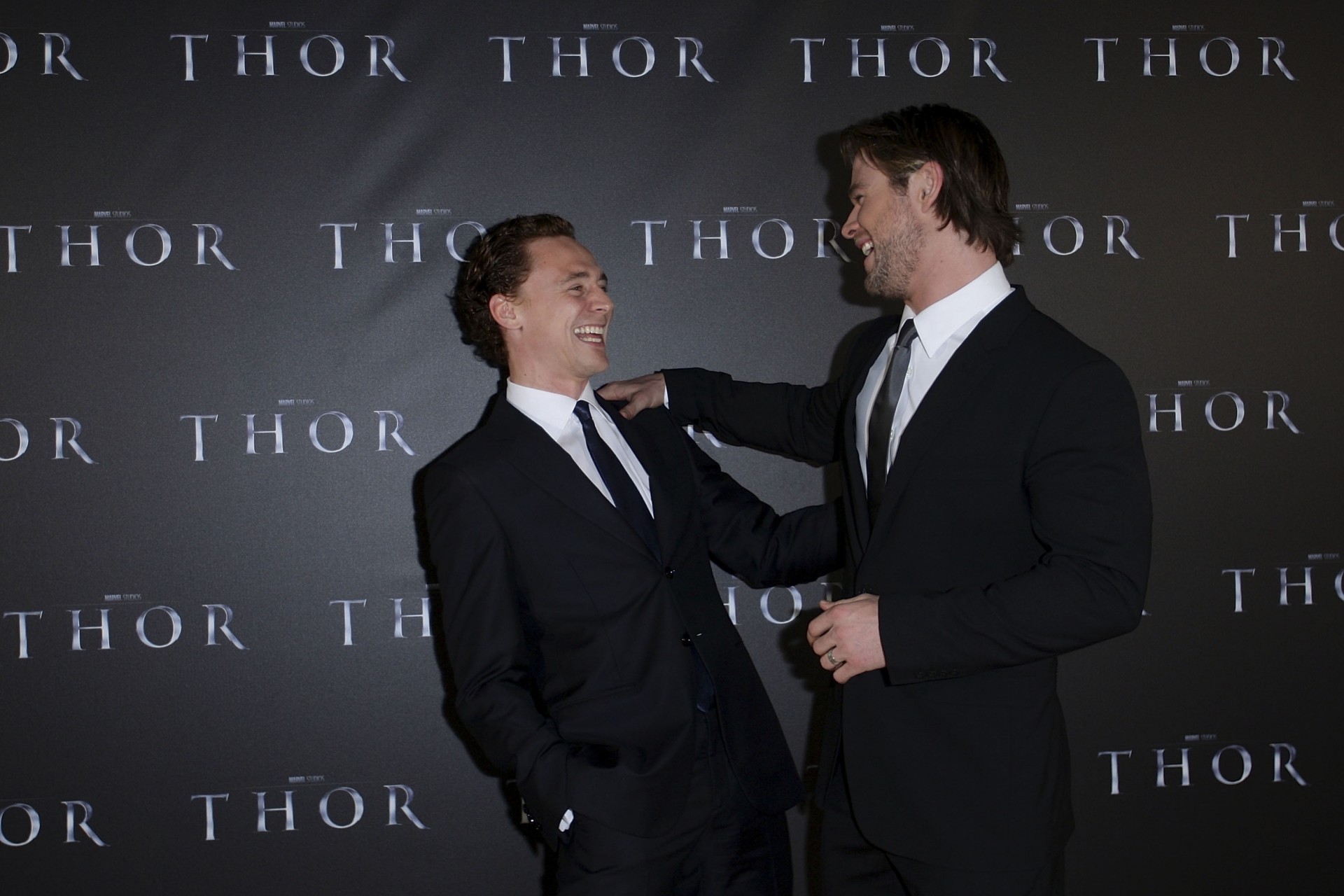 humor tom hiddleston actores chris hemsworth