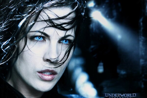 Kate Beckinsale en un póster de ojos azules