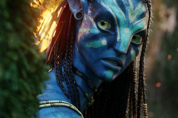 Neytiri aus dem Film avatar im Wald