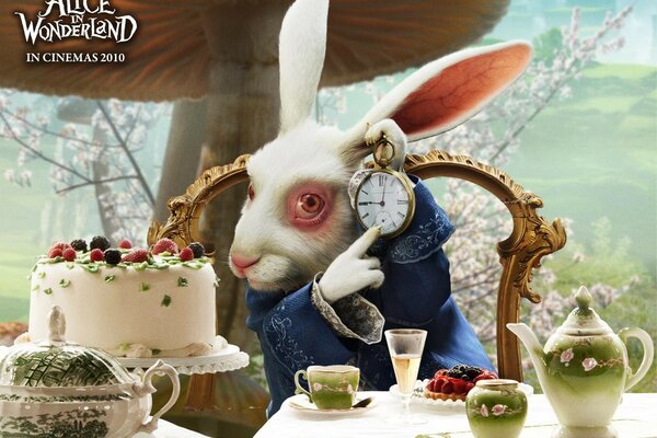 Il coniglio del cartone animato Alice nel paese delle meraviglie si siede sul tavolo e mostra l orologio.