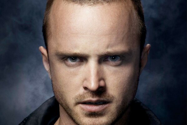 Primer plano de la cara de Aaron Paul