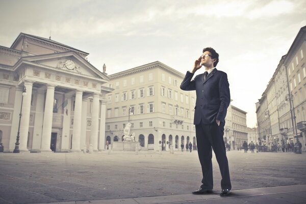 Homme en costume d affaires sur la place de la ville