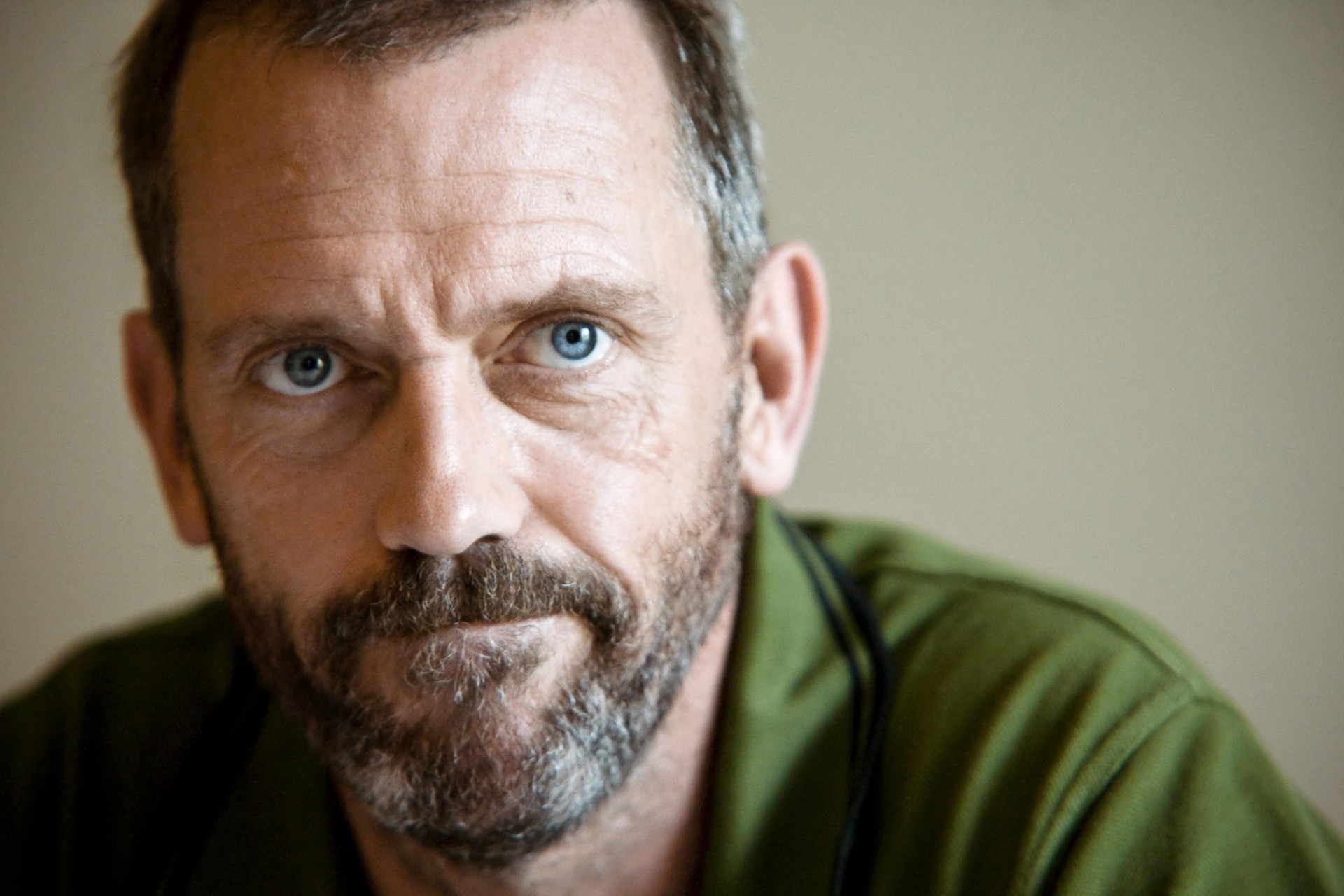 hugh laurie bart gesicht schnurrbart