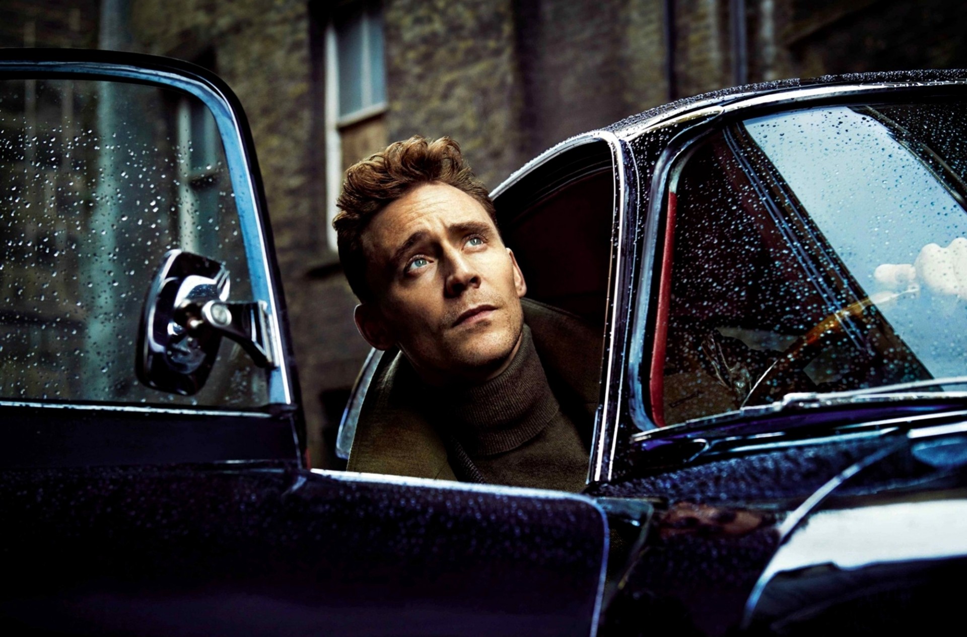 tom hiddleston gesicht mann jaguar blick hiddleston auto fällt glas schauspieler