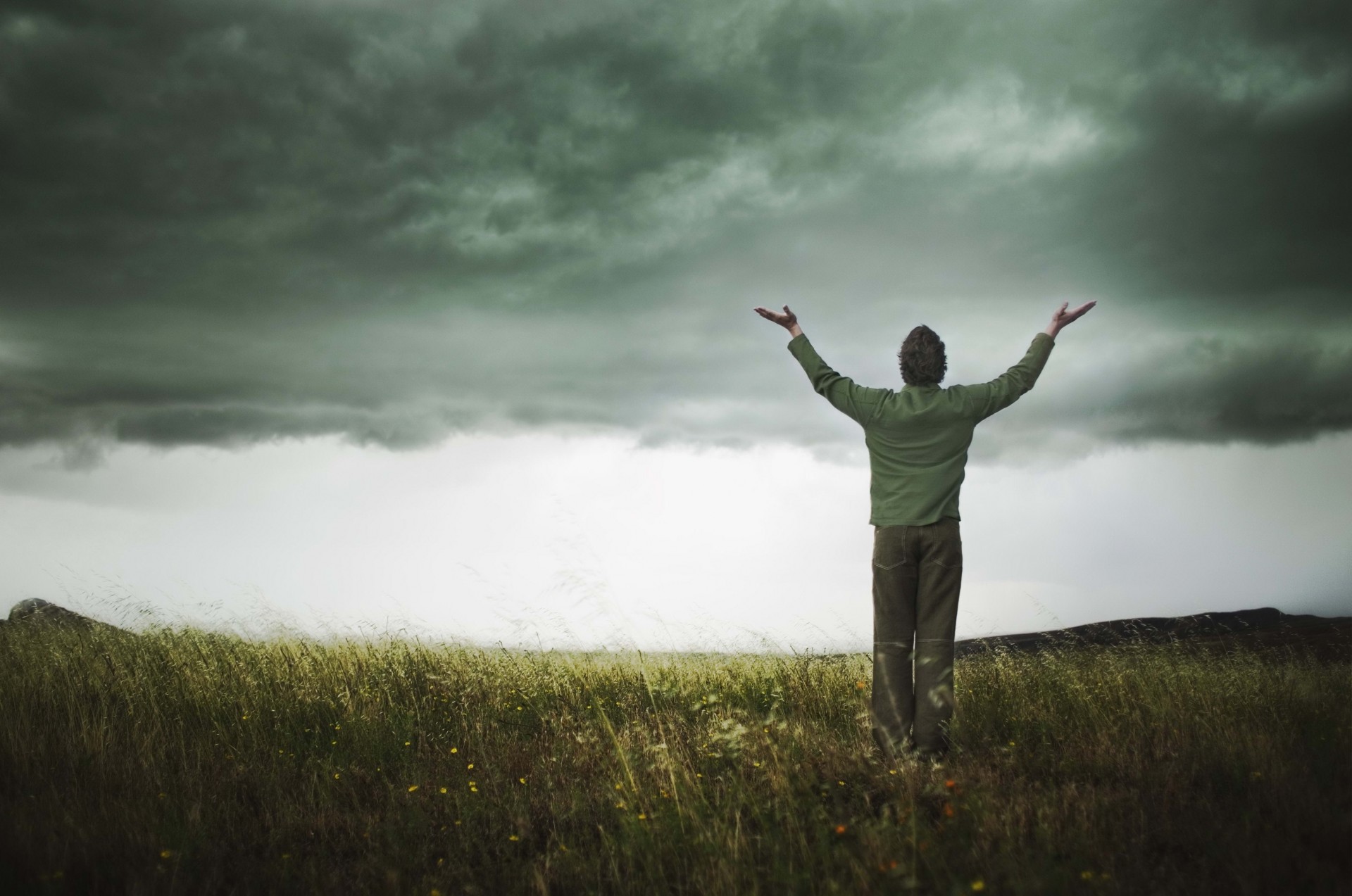 homme orage mains demande ciel