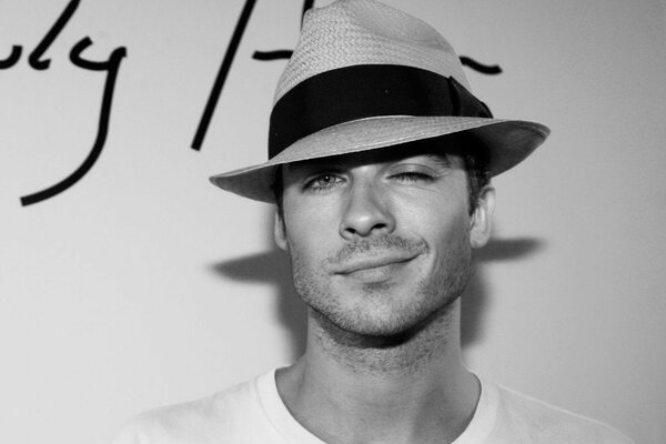 Acteur souriant de vampire Diaries photo noir et blanc