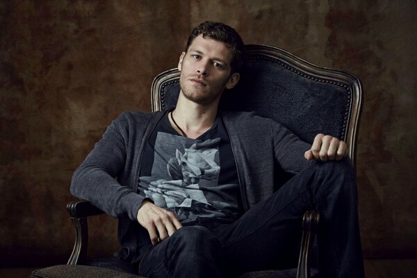 Joseph Morgan en la silla