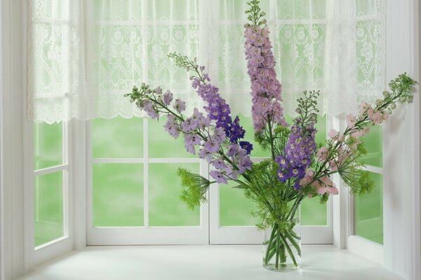 Ramo de flores en la ventana blanca