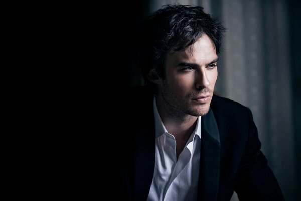 Ian Somerhalder in einem weißen Hemd und einer schwarzen Jacke