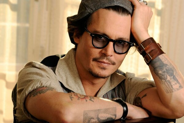 Bezaubernder Johnny Depp mit Brille