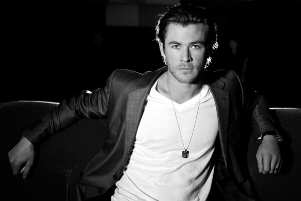 Retrato en blanco y negro de Chris Hemsworth