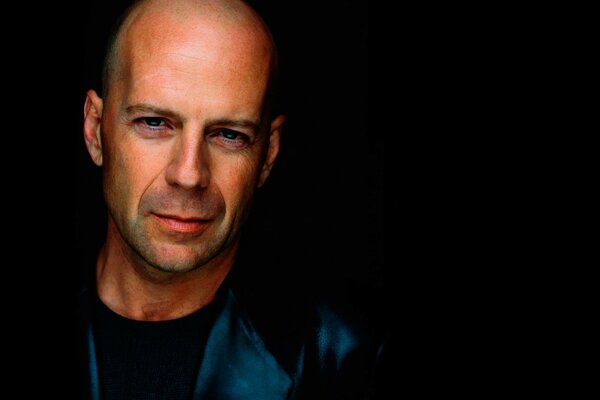 Il volto dell attore Bruce Willis su sfondo nero