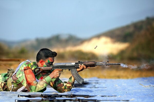 Soldat sur un exercice avec des armes