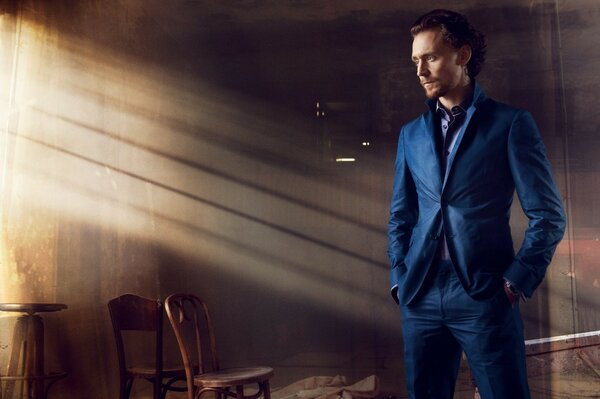 Tom Hiddleston in a suit at a photo shoot