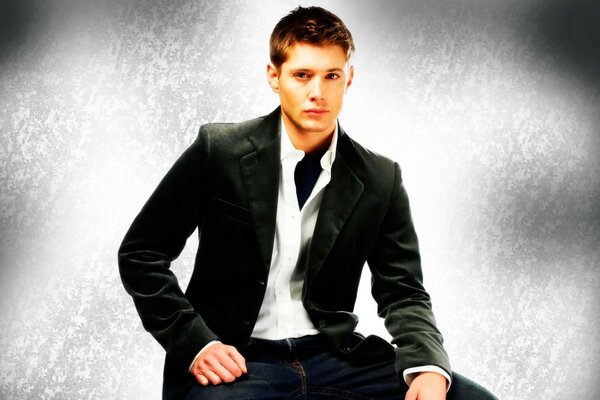 Attore della serie soprannaturale Jensen Eccles