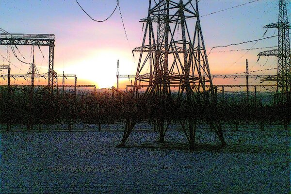 Líneas eléctricas en los rayos del amanecer