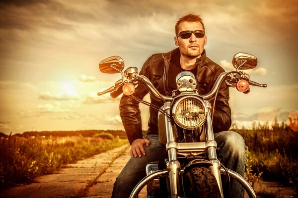 Un gars avec des lunettes de soleil sur une moto