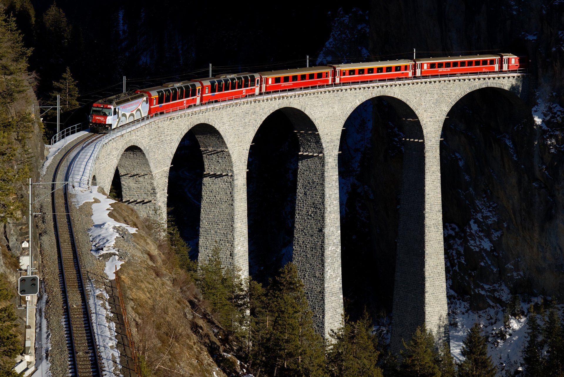 tren rojo ferrocarril montañas viaducto puente suiza