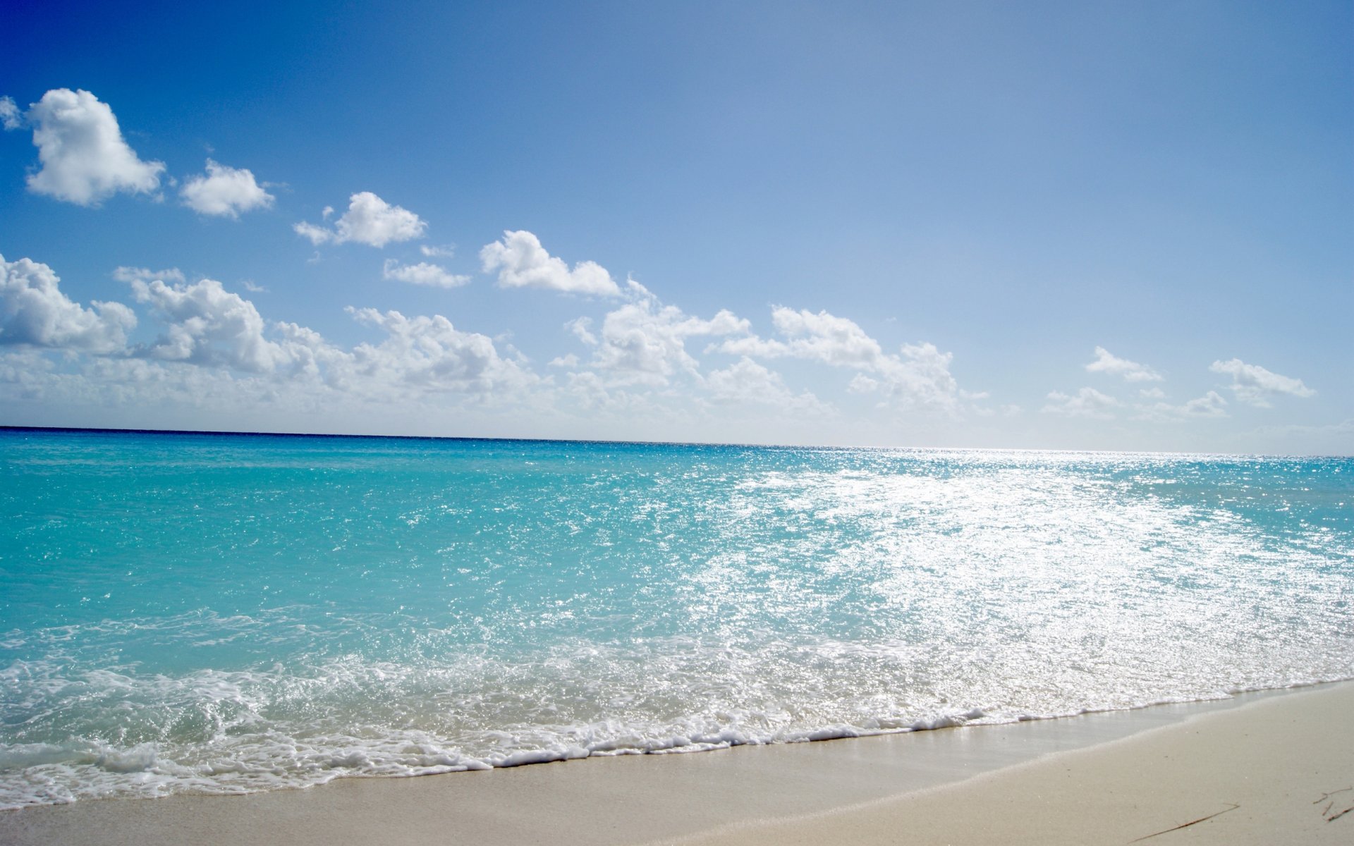 meer wasser wellen blau ufer strand sand himmel wolken sonne warm sommer licht glanz landschaft