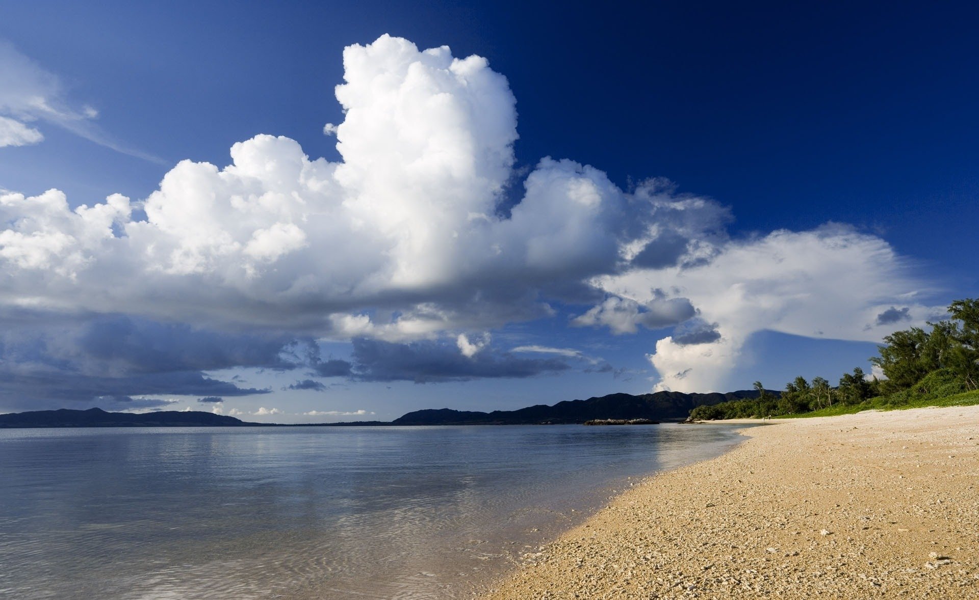 nature paysage mer côte côte sable plantes montagnes ciel nuages fond d écran image image