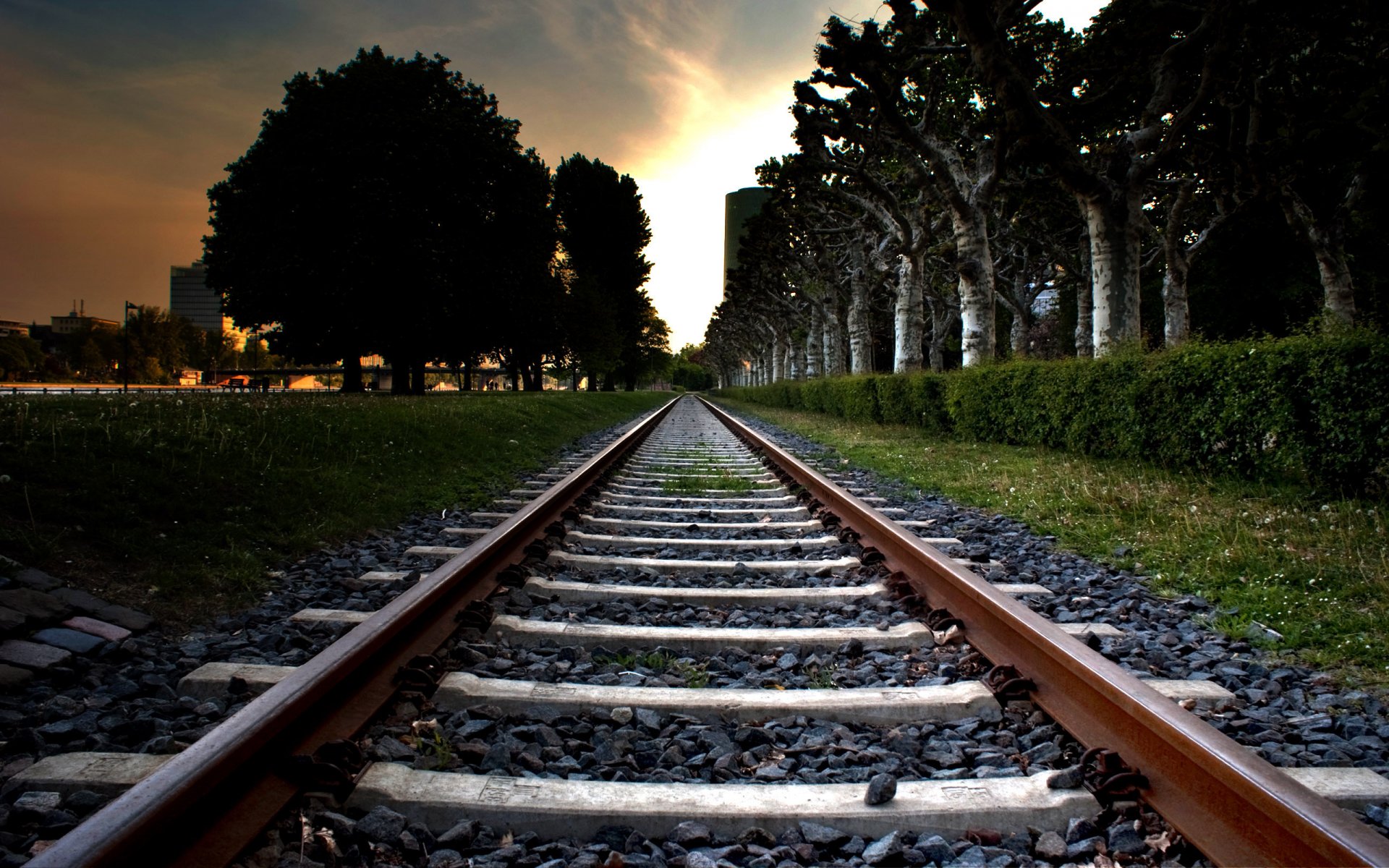 eisenbahn weg schienen bäume stadt himmel