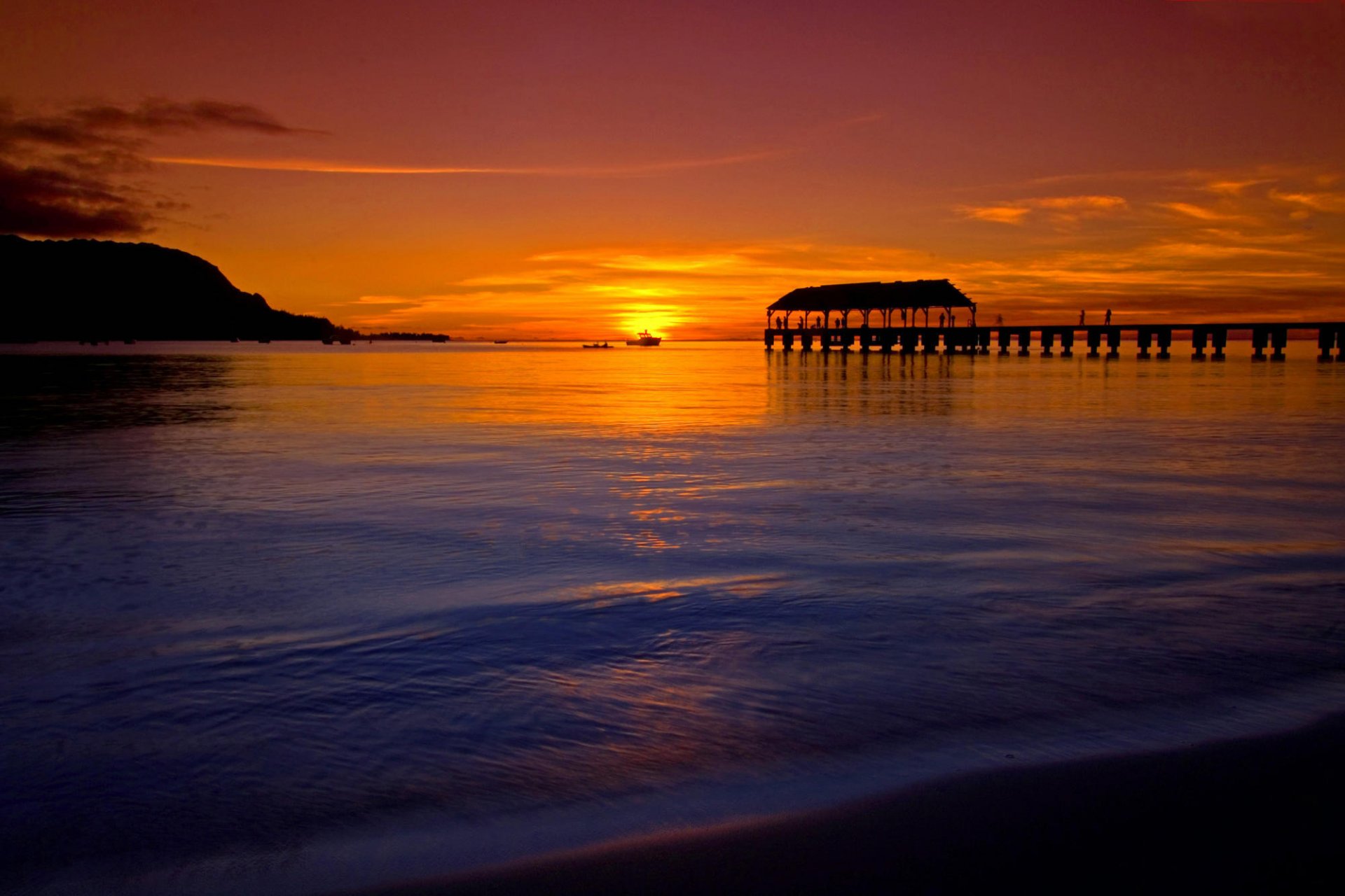 tramonto molo riva superficie dell acqua