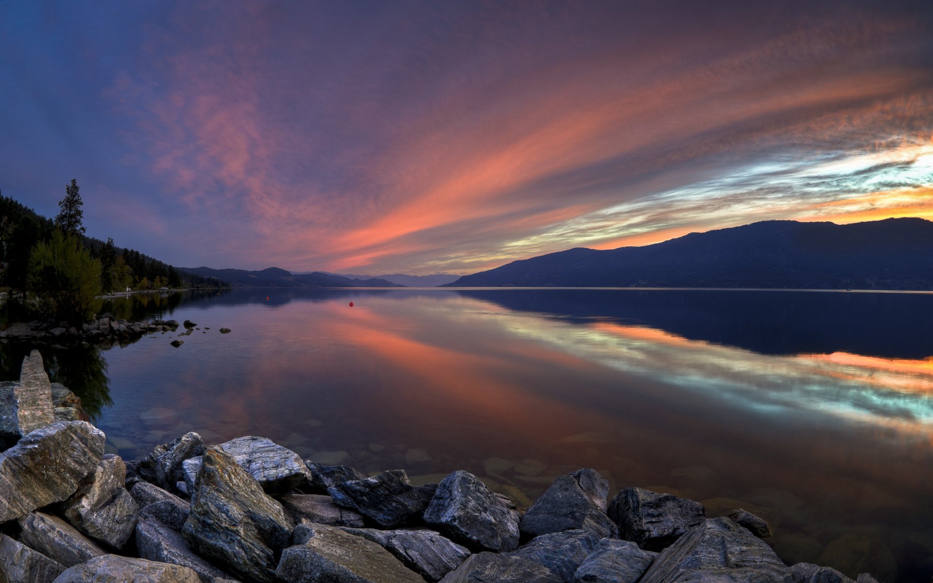 lago montagne tramonto