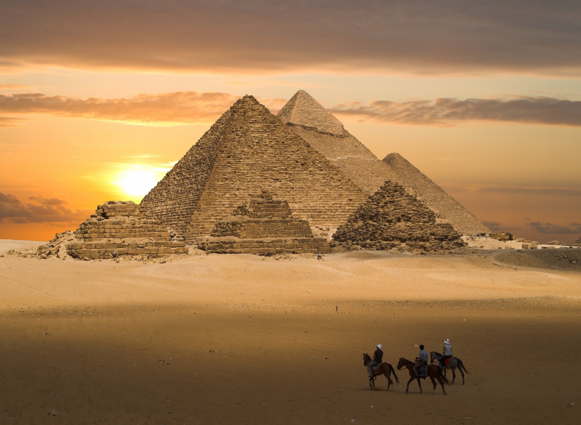 pyramides coucher de soleil egypte énorme