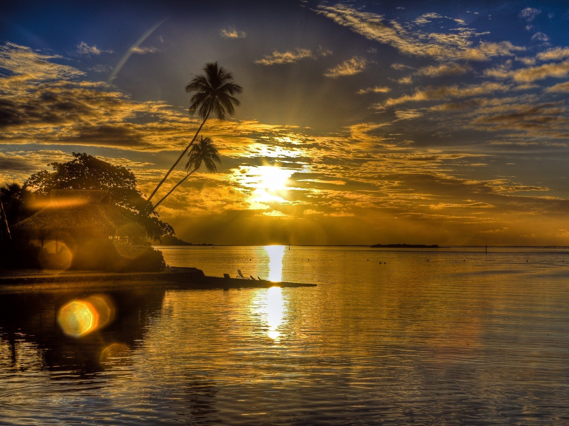 landschaft meer palmen ufer bungalow sonnenuntergang sonne blendung abend wolken