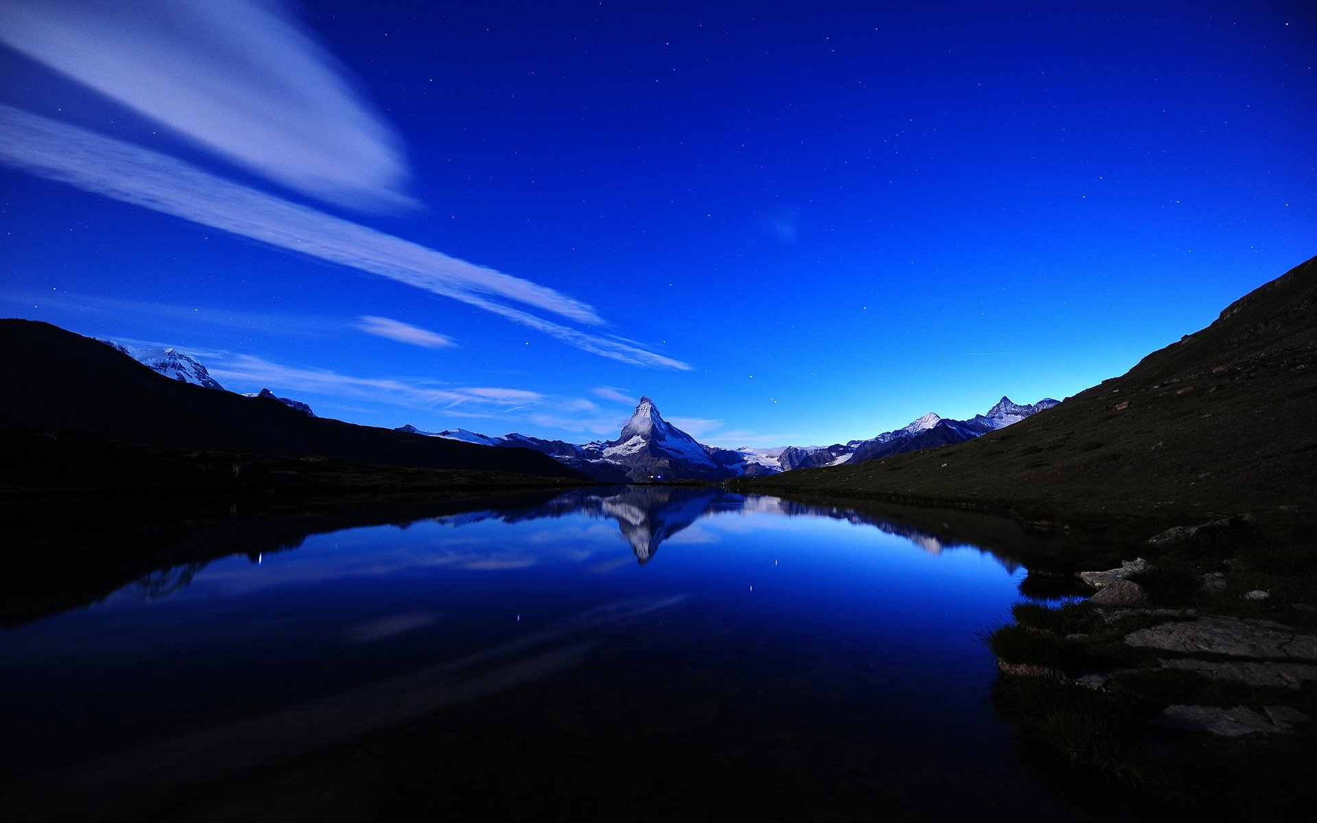 paysage montagnes ciel nuages ciel sommets rochers rive pierres eau rivière lac reflet vue de réflexion