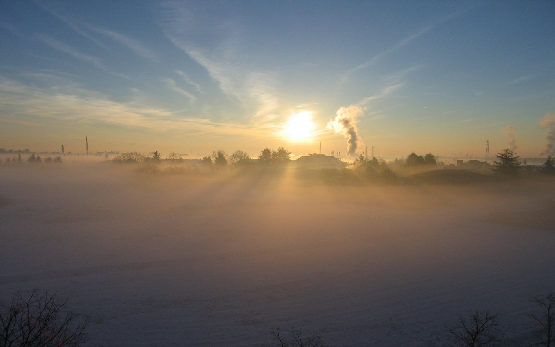 invierno nieve niebla sol pueblo humo