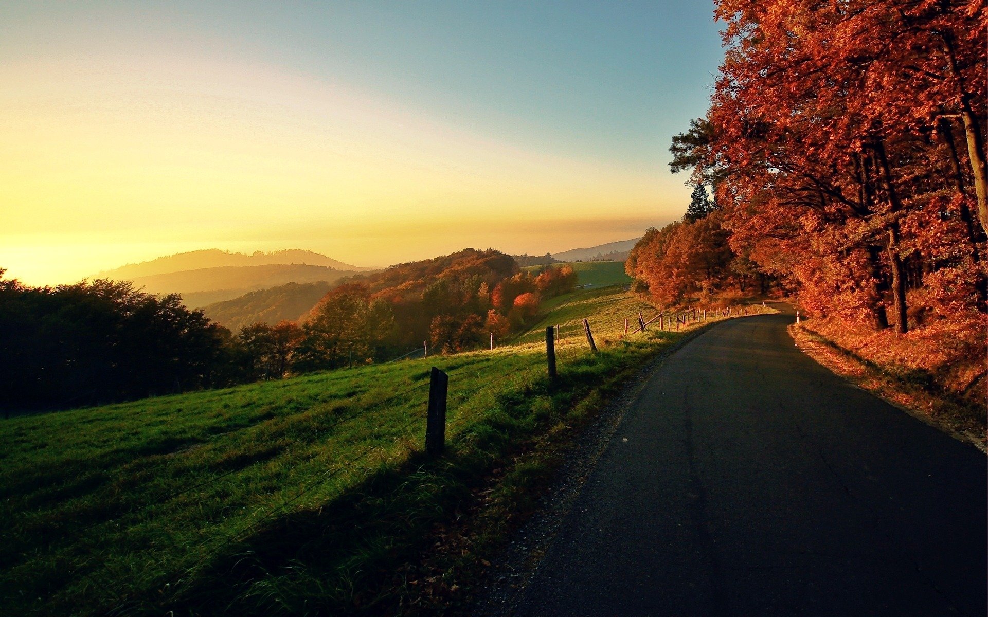 paisaje naturaleza puesta de sol salida del sol cielo horizonte carretera pueblo terreno árboles follaje otoño