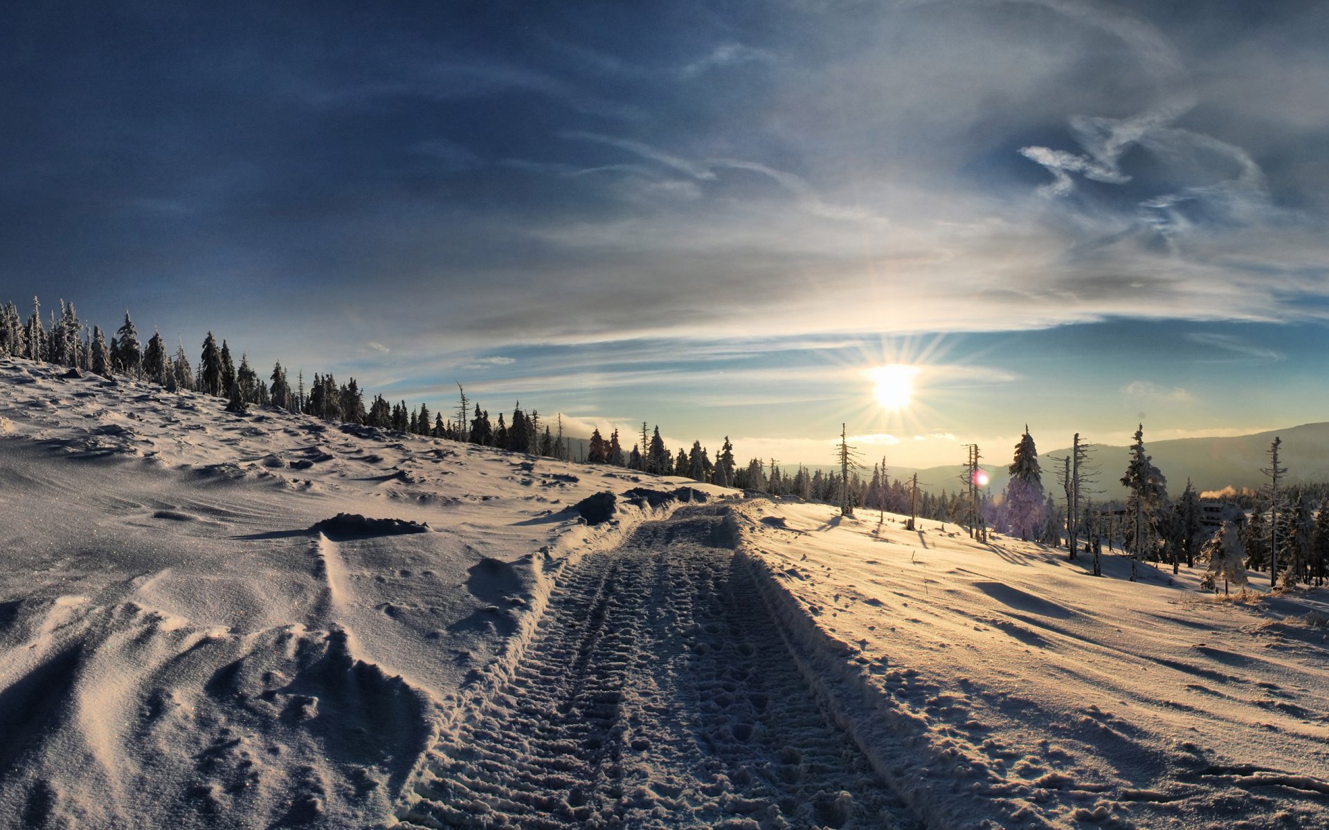 nature paysage hiver neige gel congères route pente arbres de noël ciel soleil photo image papier peint