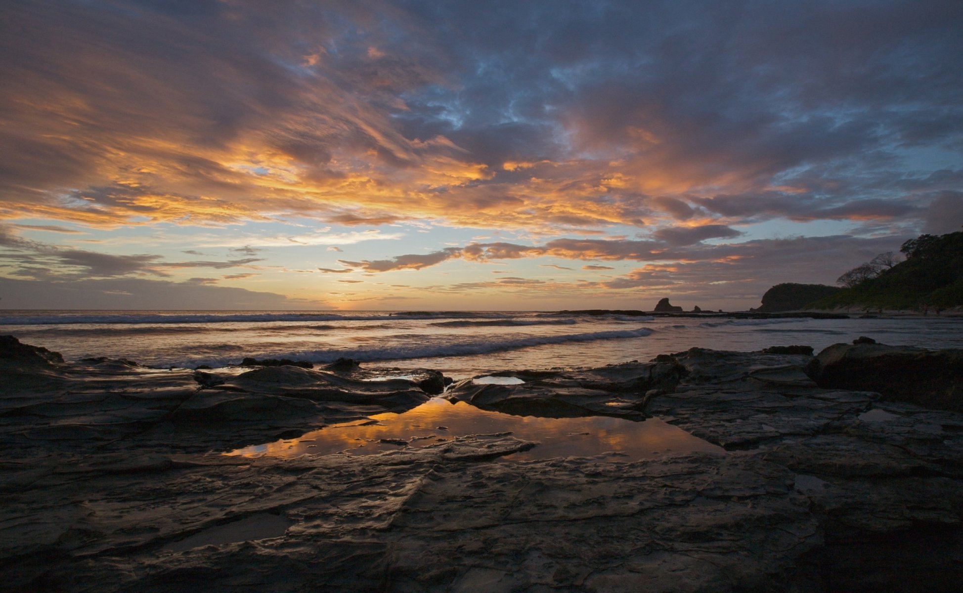 paisaje. naturaleza vista costa. mar olas piedras cielo puesta de sol rayos sol